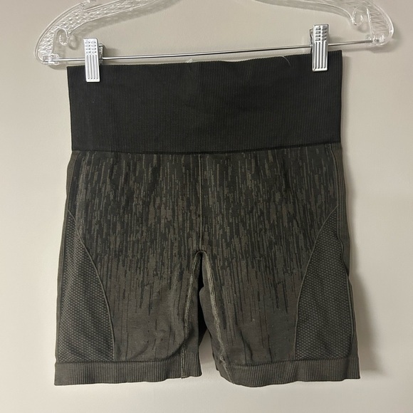 Lululemon Deep Camo Sculpt Shorts - Picture 1 of 3